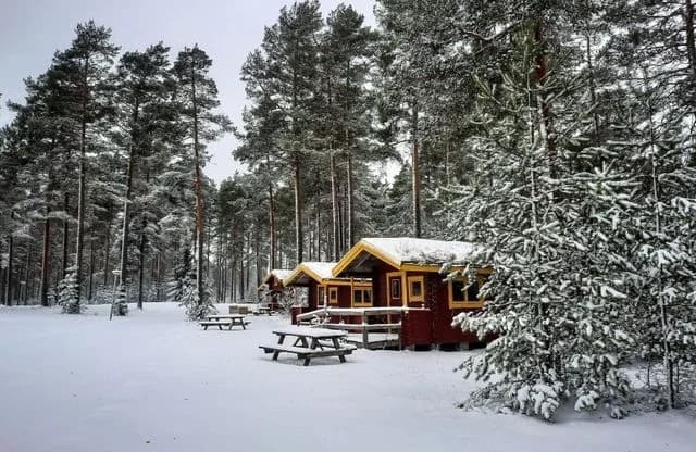 Rådastrands camping: En idyllisk naturupplevelse vid Rådasjön, perfekt för avkoppling och äventyr med hela familjen.