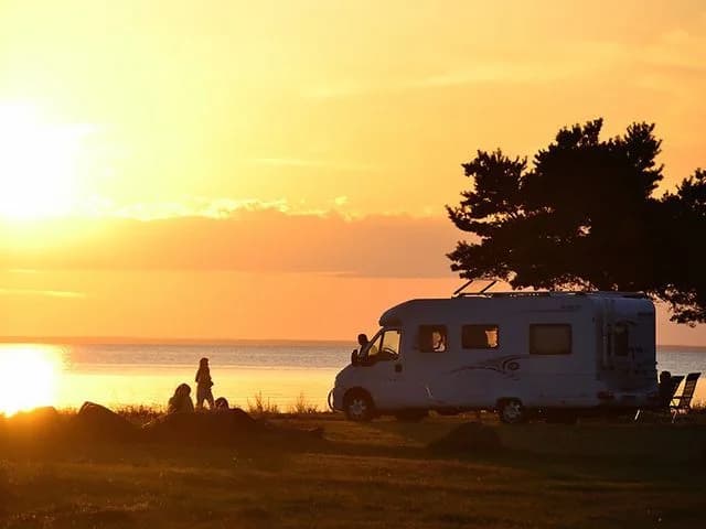 "Njut av naturens lugn på Sandviks camping, där unika landskap möter Östersjöns kust. Perfekt för äventyr och avkoppling!"