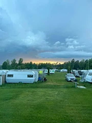 "Upptäck friden vid Siggefora Camping, ett naturskönt paradis vid Siggeforasjön, med äventyr året runt!"