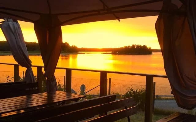 Skansholmen Stugor & Camping: En skärgårdsidyll med natur, kulinariska upplevelser och aktiviteter för hela familjen!