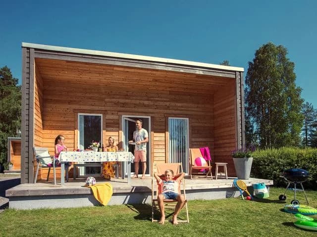 Familjeäventyr med vattenrutschbanor, berg- och dalbanor och mysigt boende i Skara Sommarlands natursköna camping!