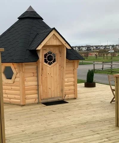 Skrea Strand Camping: En modern camping i Falkenberg, perfekt för familjeäventyr och avkoppling vid havet. Boka nu!