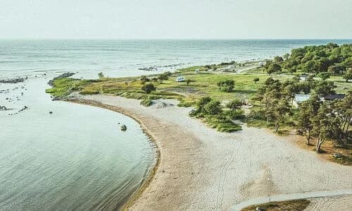 Snäck Camping Visby: En idyllisk naturpärla vid Östersjön som kombinerar avkoppling och äventyr nära medeltida Visby.
