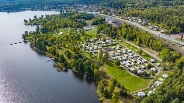 En sjöidyll för alla: Upplev naturskön camping, aktiviteter och bekvämligheter vid Sommens glittrande stränder.