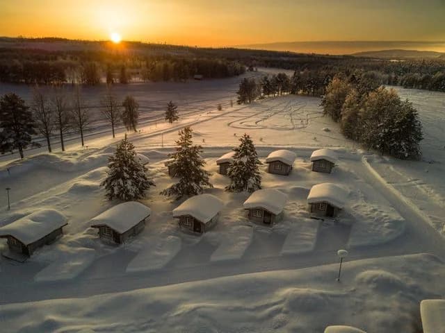 Njut av rofylld natur och äventyr vid natursköna Vindelälven på Sorsele Camping, en perfekt plats för avkoppling och upplevelser.