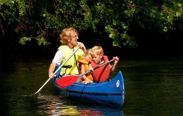 Flottsbro: Naturens fristad nära Stockholm för äventyr året runt, från cykling till skidåkning, med bekvämt boende och faciliteter.
