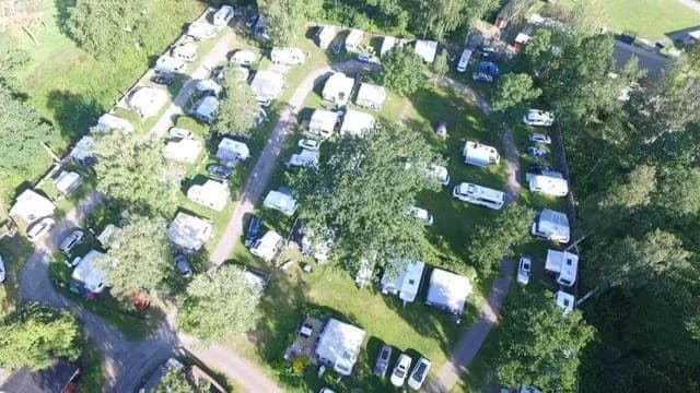 Strandbadets Camping: En idyll vid sjön Boren med familjevänliga aktiviteter och närhet till Göta kanals pärlor.
