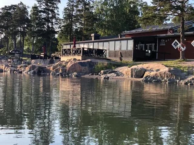 Magisk camping vid Sunnanöviken—från solnedgång på klipporna till kulinariska upplevelser nära charmiga Öregrund.