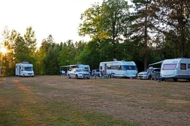 Upplev Vänerns charmiga sandstränder och familjevänliga äventyr på Sörbostrands camping i natursköna Dalsland.