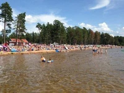 Upptäck naturskön avkoppling vid Tivedsbadets camping: njut av Undens klara vatten, vandring och familjeglädje i Sveriges hjärta.