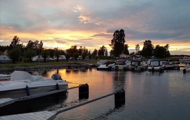 Fridfull Torsö camping: njut av naturskön skärgård, personlig service och äventyr nära Vänerns vatten. Perfekt för alla!