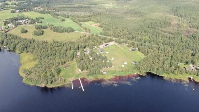 Venjans Camping erbjuder avkoppling och äventyr vid Venjanssjöns natursköna strand i Dalarna, en fristad för hela familjen.