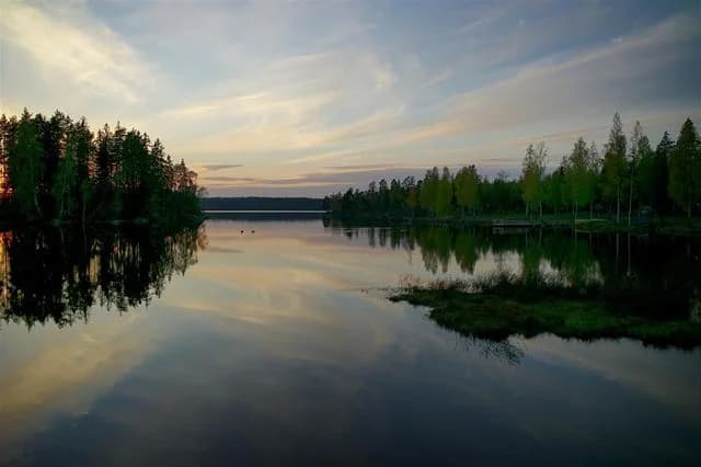 Fridfull oas i svensk natur: Upplev sjöutsikt, fiskeäventyr, mysiga stugor och genuin gemenskap på Villingsbergsgården.