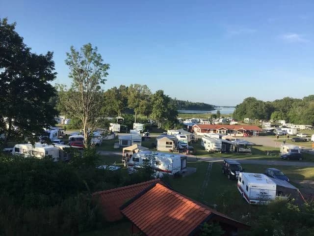Njut av harmonisk camping vid Mälarens strand, med allt från stugor till tältplatser i skyddade Ängsö naturreservat.