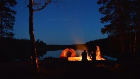 Upptäck själslig ro och äventyr mitt i den svenska vildmarken på Wilderness Camping Sweden! 🌲🏕️✨