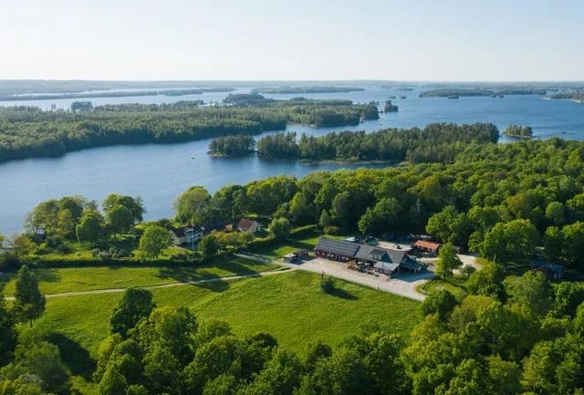 Upptäck Getnö vid Lake Åsnen: Ett naturparadis för avkoppling och äventyr med unika vattensporter och rofyllt boende.