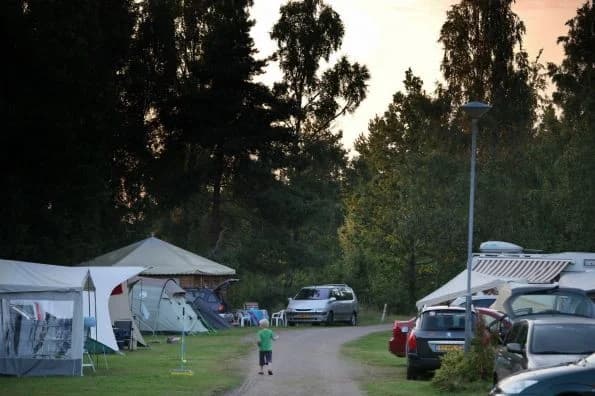 Fridfull camping i Blekinges grönska - njut av natur, fiske och avkoppling på Stensjö Camping med moderna bekvämligheter!