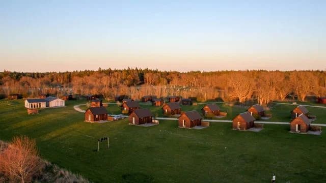 Charmig camping på Gotland; upplev äventyr, avkoppling och oförglömliga stunder i en naturskön miljö.