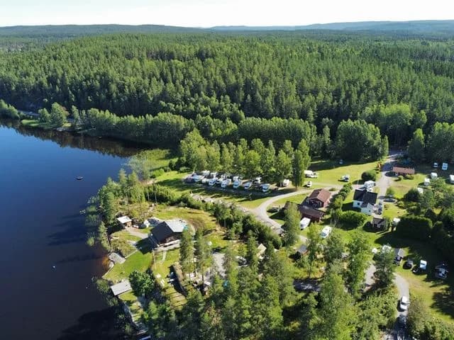 Fiskevik camping: En harmonisk oas vid Nysockensjön för naturälskare och äventyrare, med boende och aktiviteter för alla.