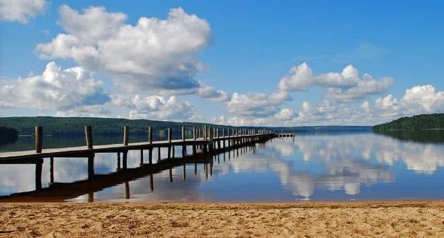 Upplev frid och äventyr vid Lygnerns strand, Lygnevi Camping—där naturskönhet möter skandinavisk charm.