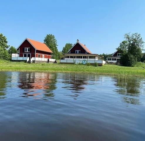 Upptäck idylliska Väddö gårdsmejeri – campa nära natur och djur och njut av ekomaten och stillheten i Roslagen!