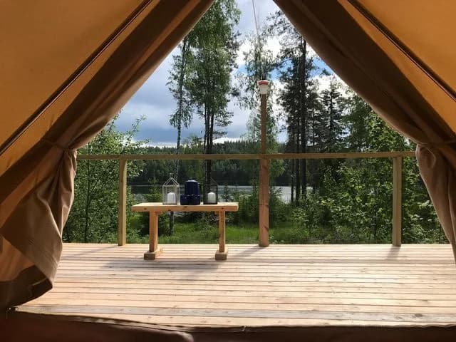 Frisbo Lodge: Glamping & äventyr i Hälsinglands skogar. En oas av lugn, stjärnhimmel och naturens skönhet.